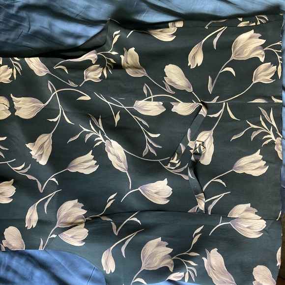 100% silk tank top with buttons on front and belt in back to adjust - Picture 3 of 3